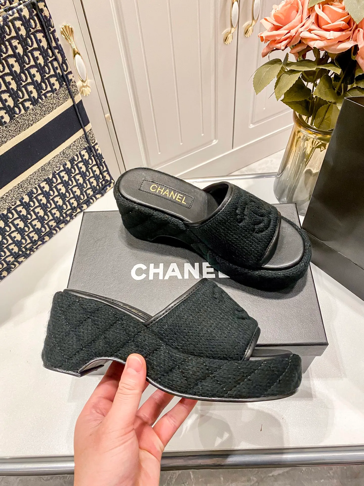 👟👟Ex-factory price 460👟👟Chanel 25C new early spring thick-soled slippers!  Top version! Early release. Thick sole design. 5cm heel height. Makes your legs longer in seconds. Original custom linen for the upper. Sheepskin for foot pads. Original genuine leather outsole. Size: 34-41. Customized. Non-returnable and non-exchangeable.